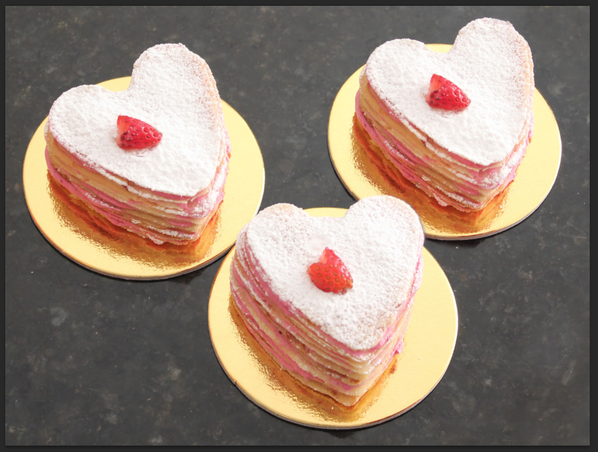 Mini Crêpe Cake Corazón de Frutos Rojos